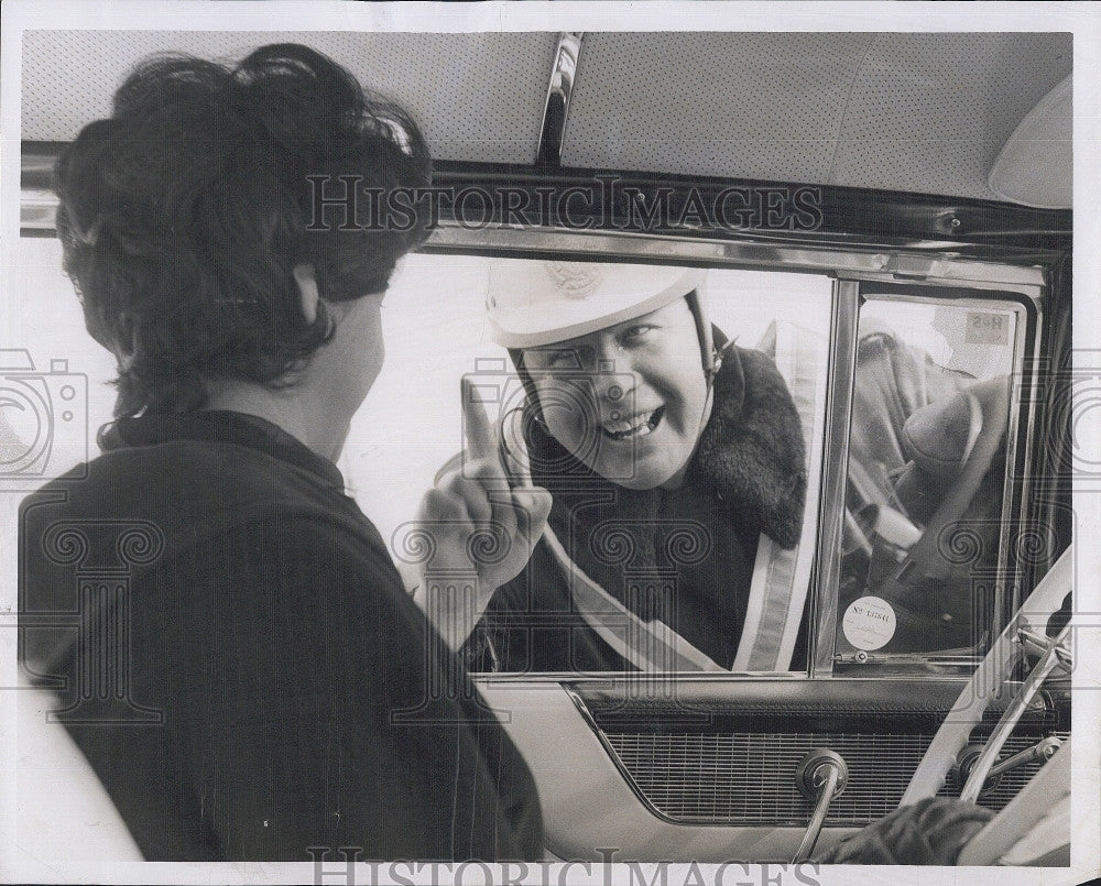 1962 Press Photo Insp. William Mullin  and a lady driver - Historic Images