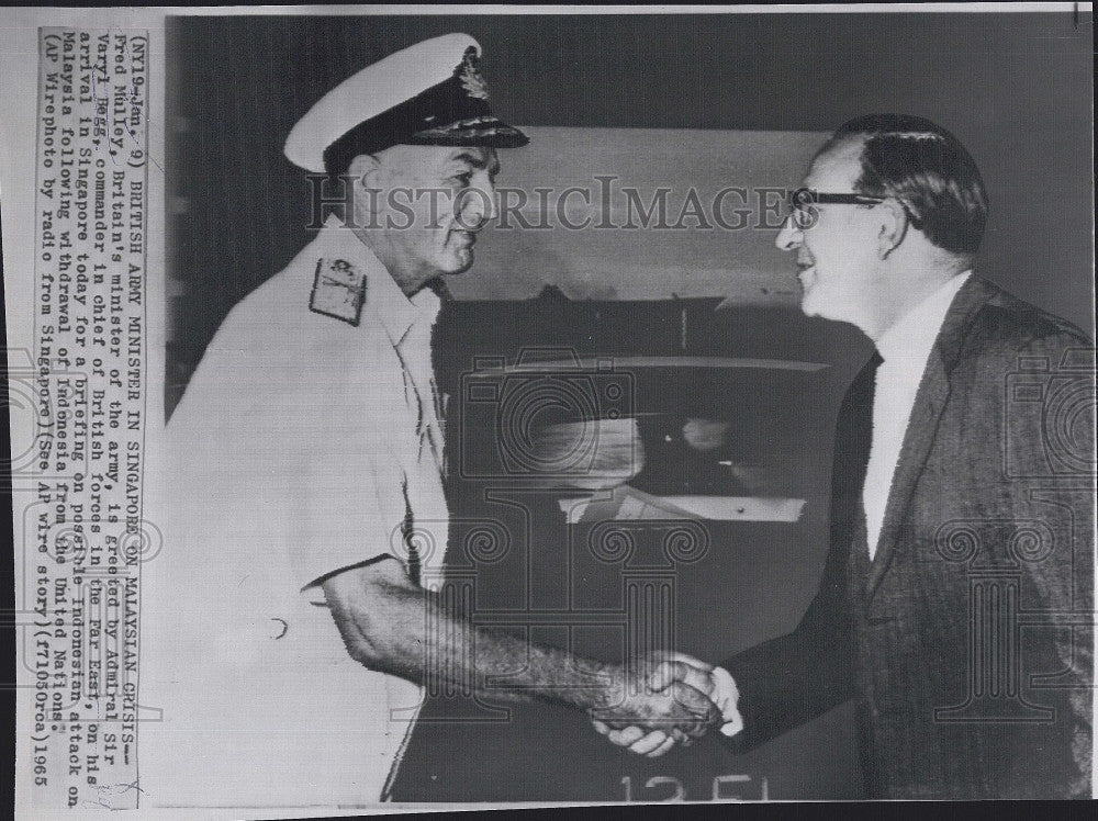 1965 Press Photo Brit Fred Mulley &amp; Adm Sir Varyl Begg - Historic Images