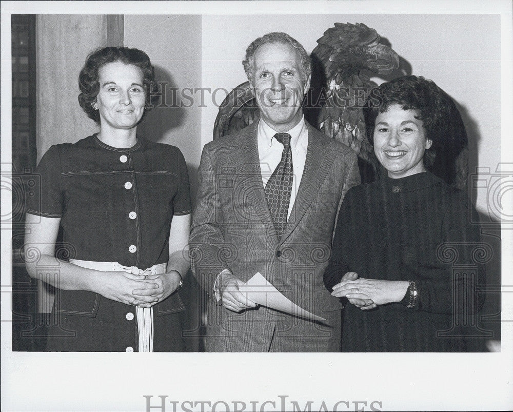 1972 Press Photo Mayor Kevin White, Mrs. Morris Saris, Mrs. Raymond MacCallum - Historic Images