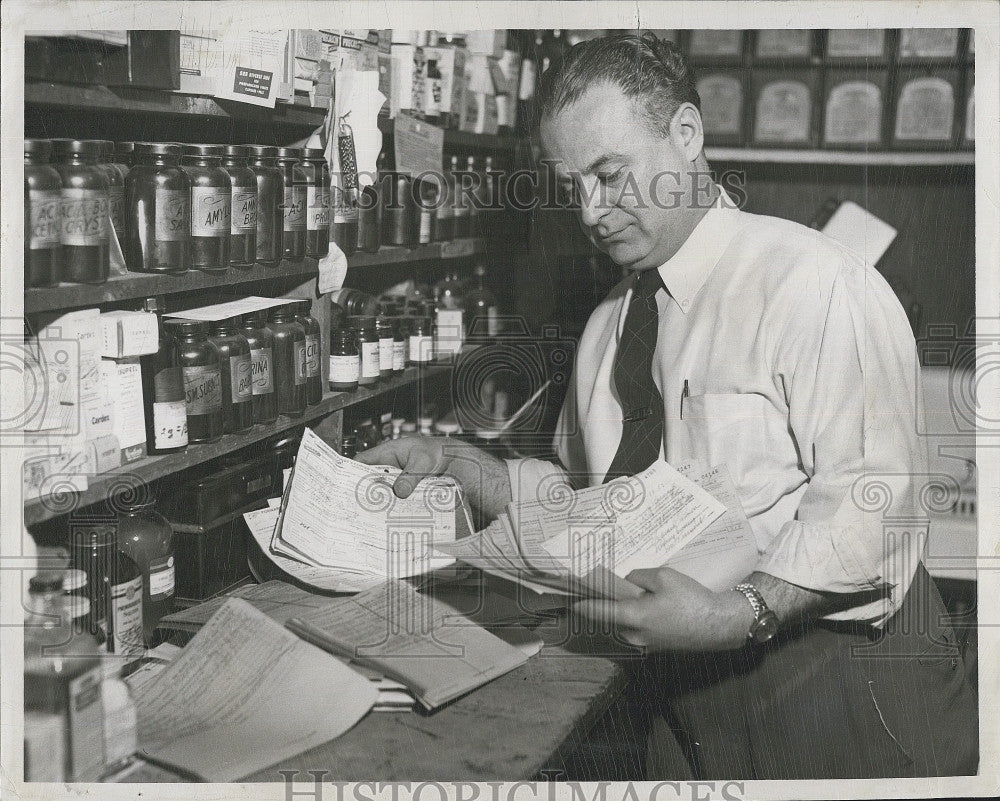 1957 Press Photo Leon Schlesberg of Worcester Hosp &amp; Welfare bills - Historic Images