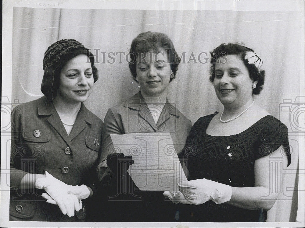 1958 Press Photo Mrs. Anthony Sarno, Mrs. Annette Ventura, Miss Josephine Meninn - Historic Images