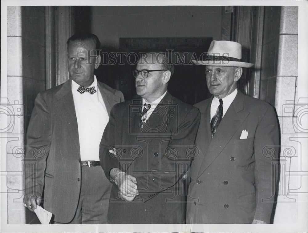 1951 Press Photo Wm Schneiderman,Calif Communist,&amp; US Marshalls - Historic Images