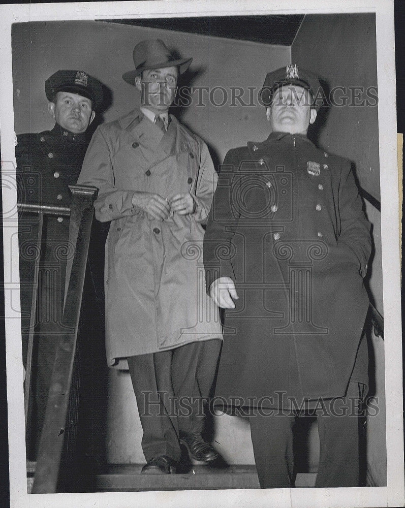 1946 Press Photo Capt. Archie B. Miller held by police for shooting incident - Historic Images