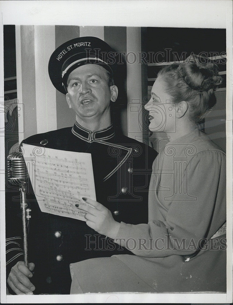 1947 Press Photo Helen Upshaw holding music for Bernie Miller - Historic Images