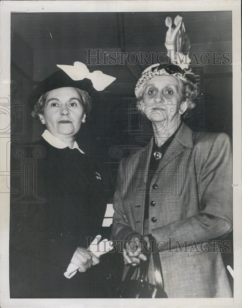 1949 Press Photo Mrs Rutledge &amp; Mrs Alvin M Steinke at trial - Historic Images