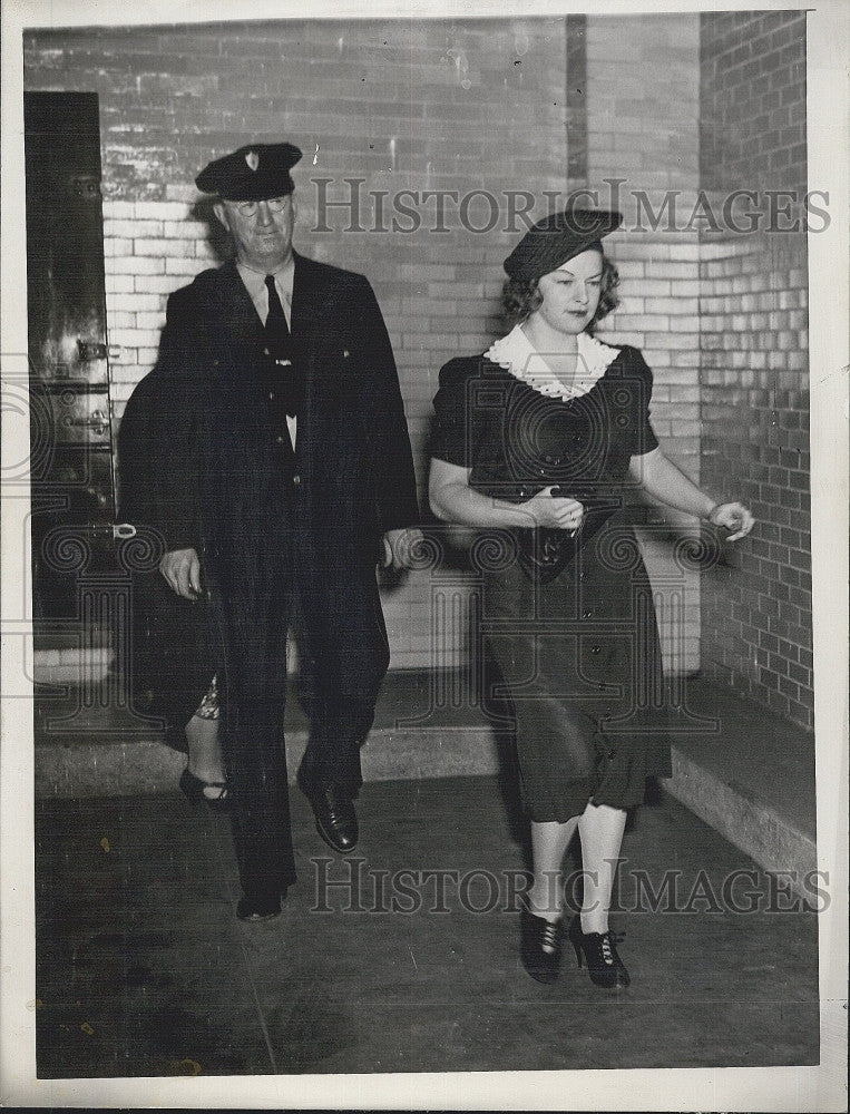 1941 Press Photo Mrs Ruth Steadman &amp; Depouty Sherriff RF Dwyer - Historic Images