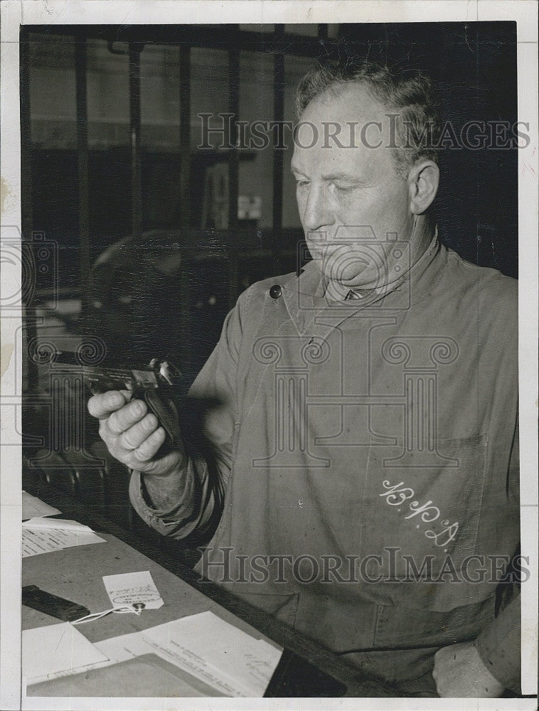 1948 Press Photo Police Officer Earl L. Laird of Ballistics - Historic Images