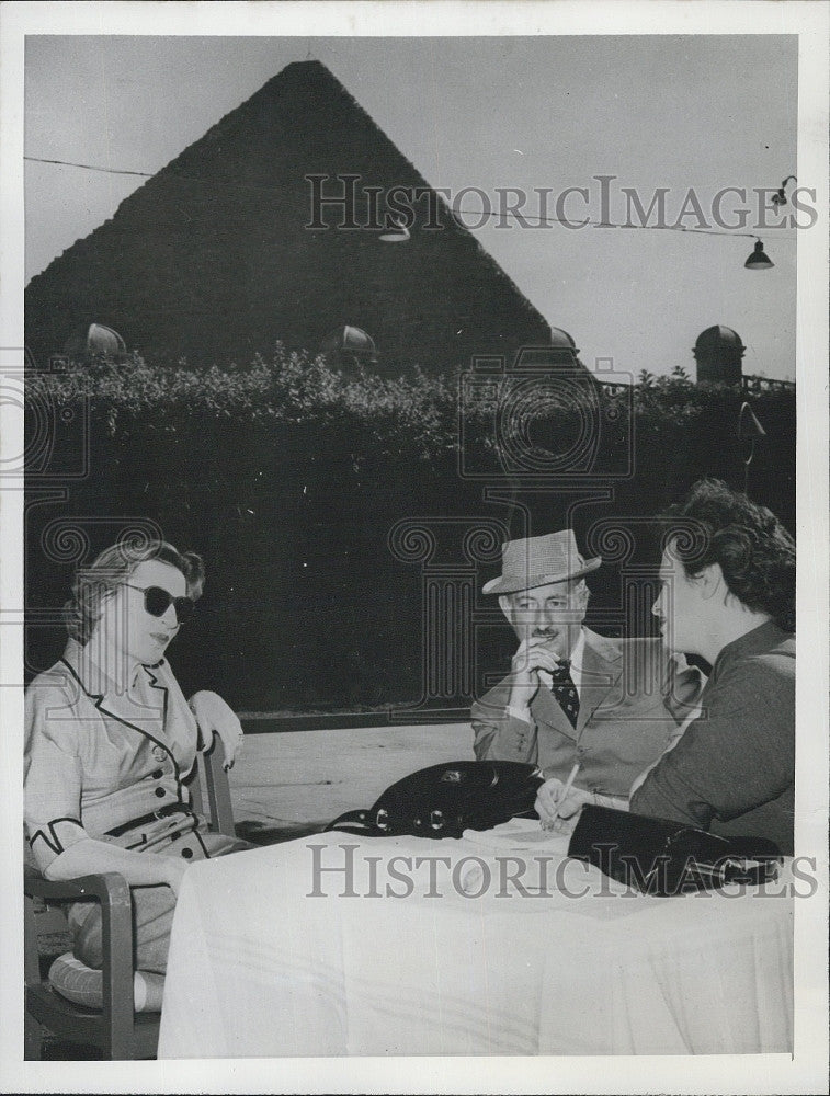 1955 Press Photo Countess Edda Ciano,and reporters in Egypt - Historic Images