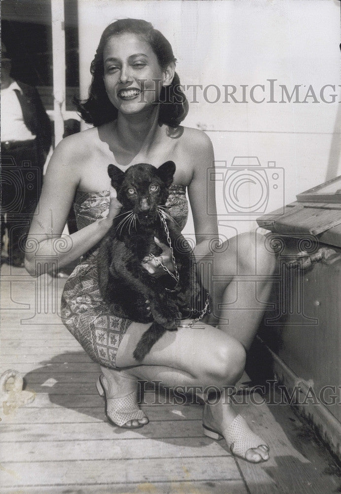 1953 Press Photo Mercia Ryher and a baby Panther - Historic Images