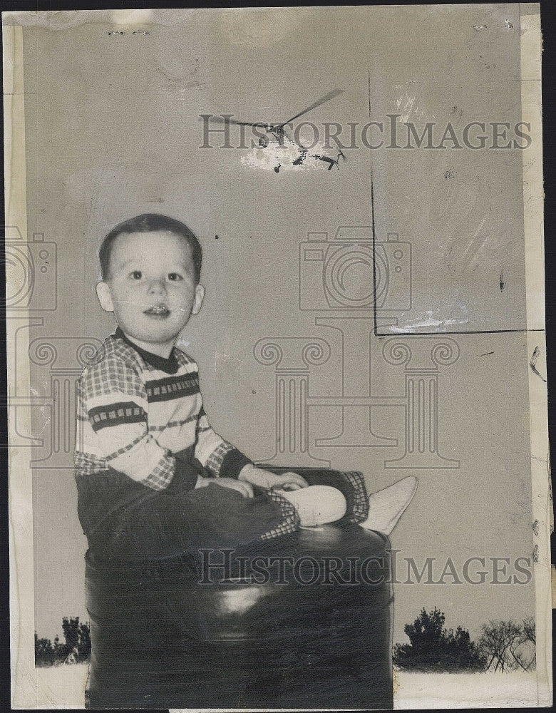 1955 Press Photo Coast Guard Helicopter searching for 2-year-old Jackie Colby - Historic Images