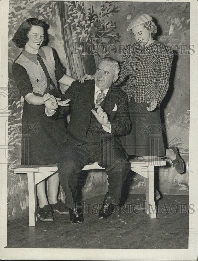 1939 Press Photo Marion Foley, Helen Dare &amp; State Rep Richard Casey rehearsing - Historic Images