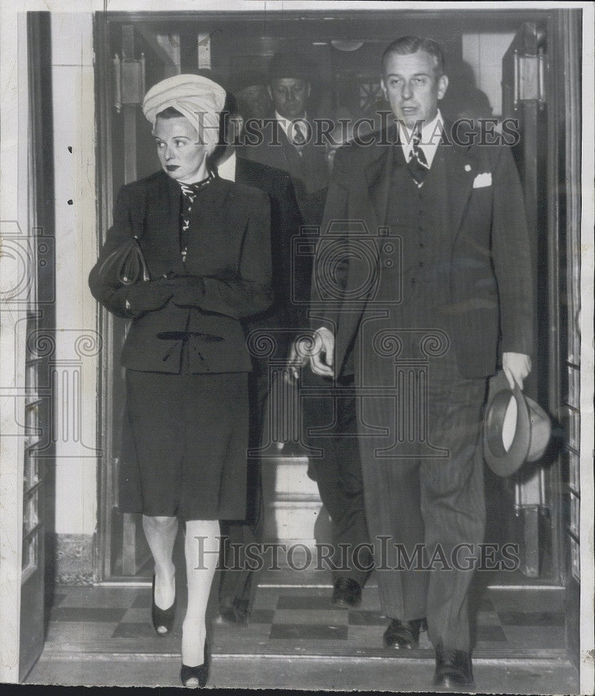 1946 Press Photo Mrs. William A. Nickel and attorney Mile McDonald - Historic Images