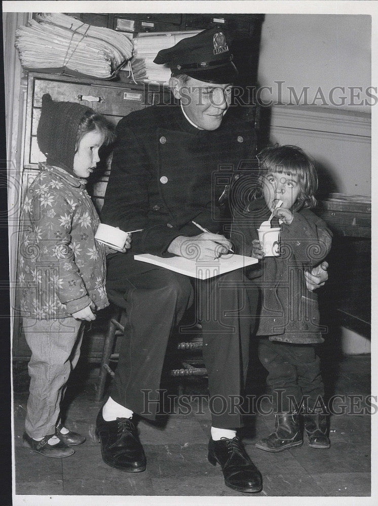 1965 Press Photo Patrolman Edward Neylon Division II Police Officer - Historic Images