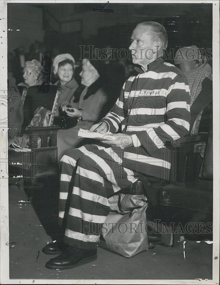 1964 Press Photo Ex-Mayor of Malden Vernon Newman, dressed in striped garb - Historic Images