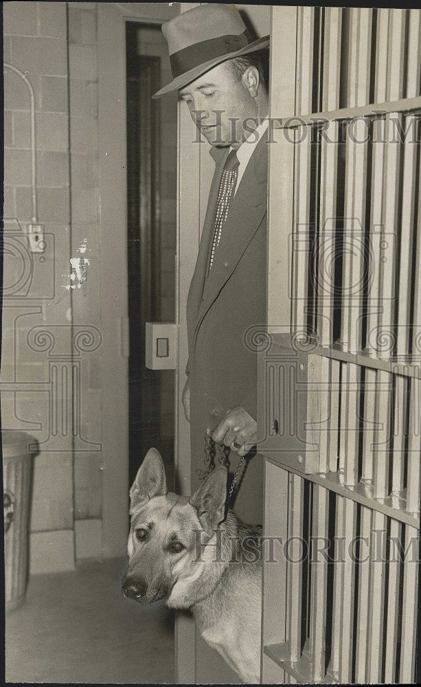 1957 Press Photo Det Insp. James Mearls &amp; search dog - Historic Images