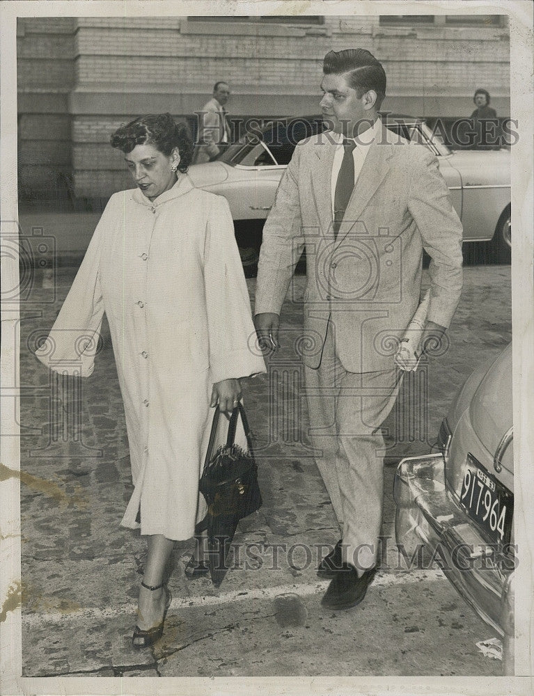 1954 Press Photo Arthur Jackson leaving Lawrence Courthouse - Historic Images