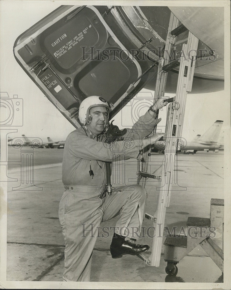 1954 Press Photo Lt Col Henry mead and his airplane - Historic Images