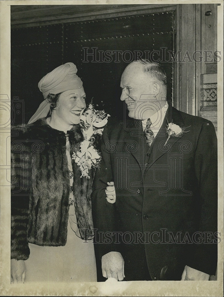 1942 Press Photo Councillor Philip A Fish and bride - Historic Images