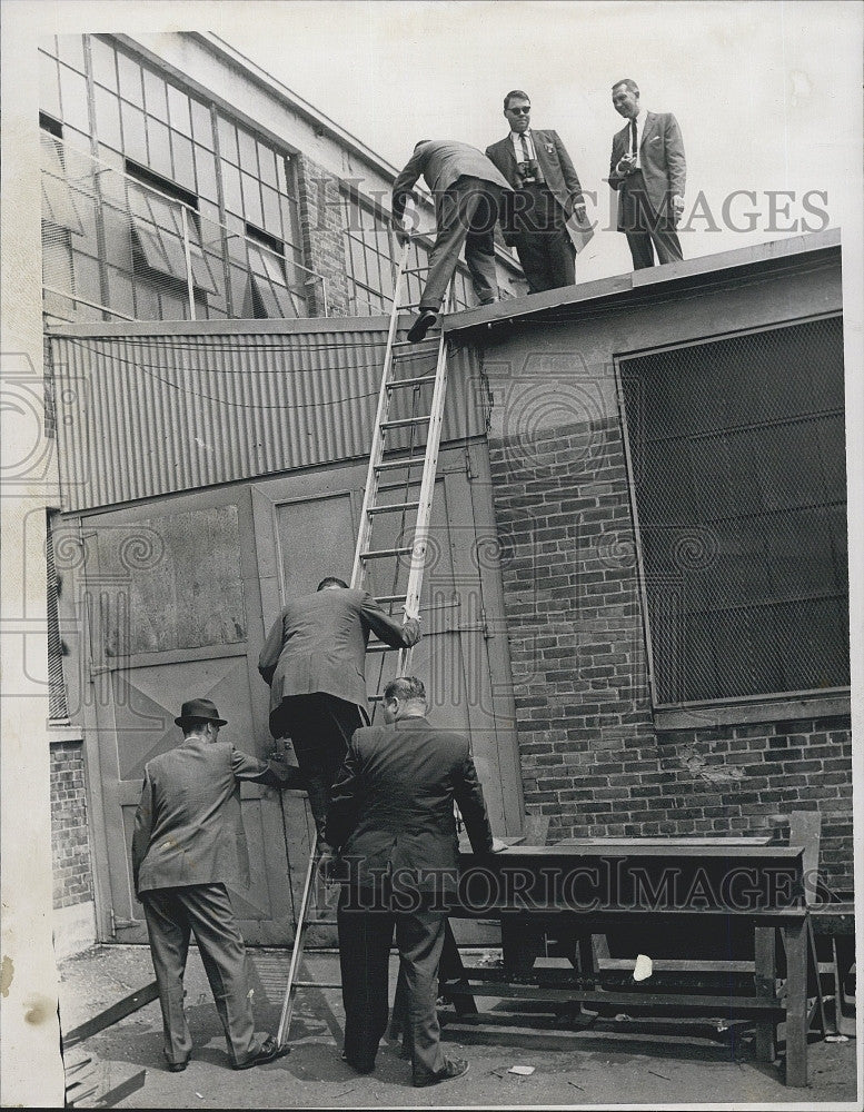 1963 Press Photo John F Redfern &amp; others at slaying scene - Historic Images