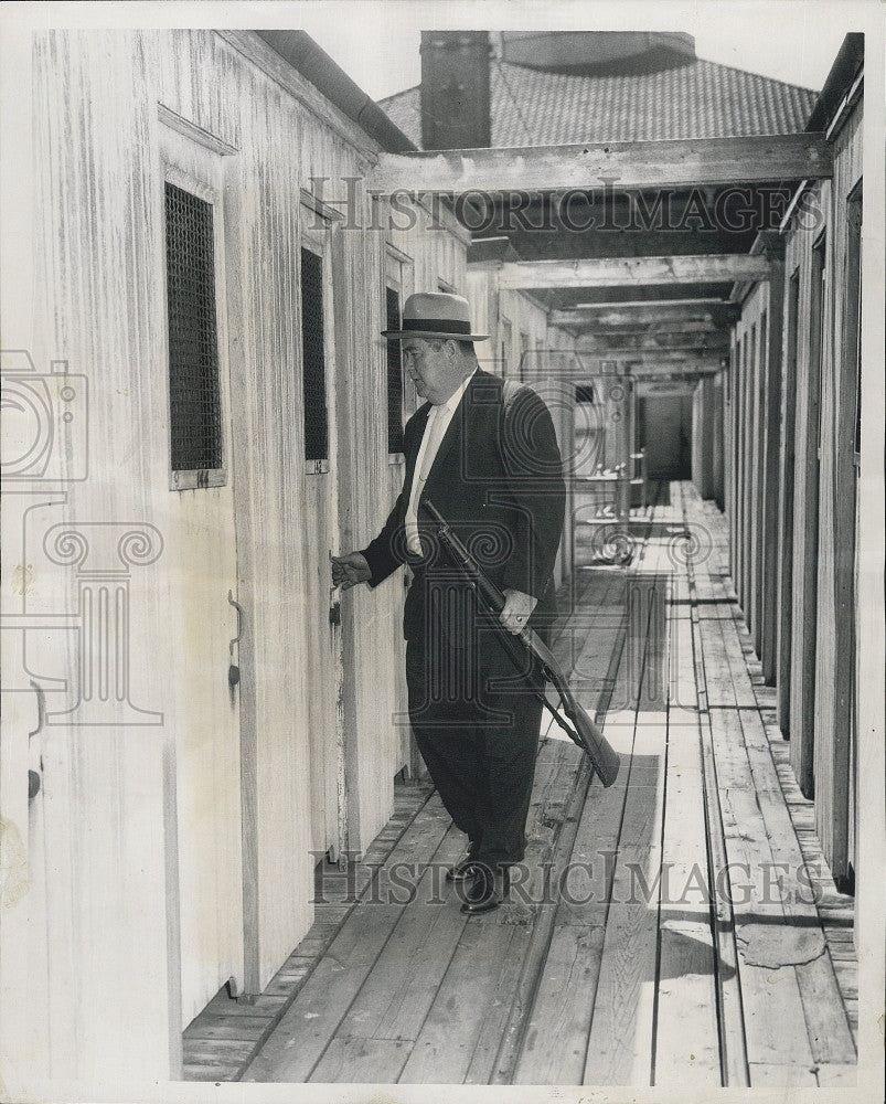 1961 Press Photo Det Sergeant Edward Reardon Investigating Bathhouse - Historic Images