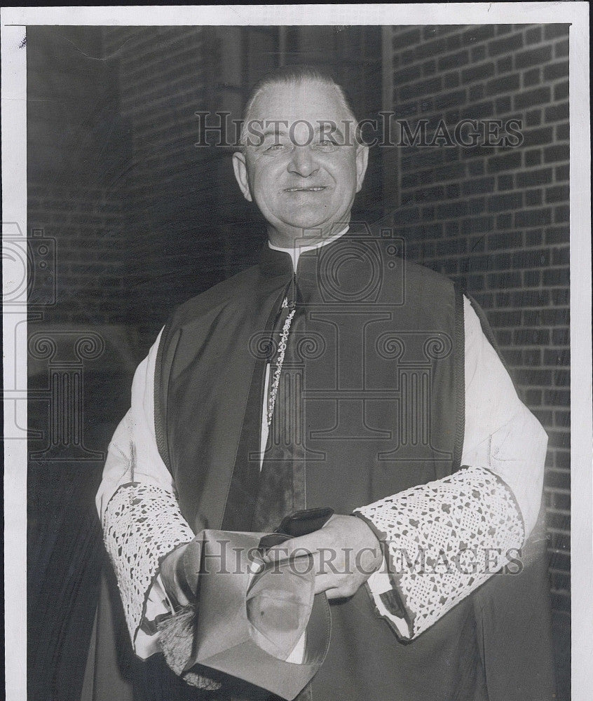 Press Photo Rev. Jeremiah F. Minihan at Holy Cross Cathedral - Historic Images