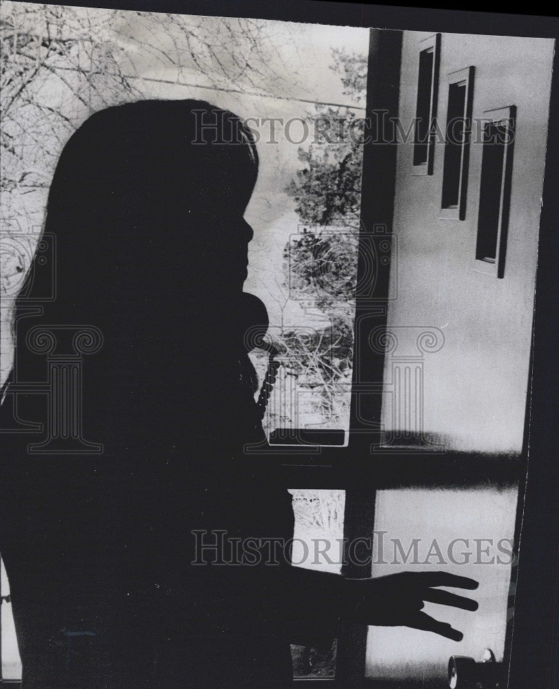 1973 Press Photo Wendy Moldow, Silhouette of Woman on Telephone - Historic Images