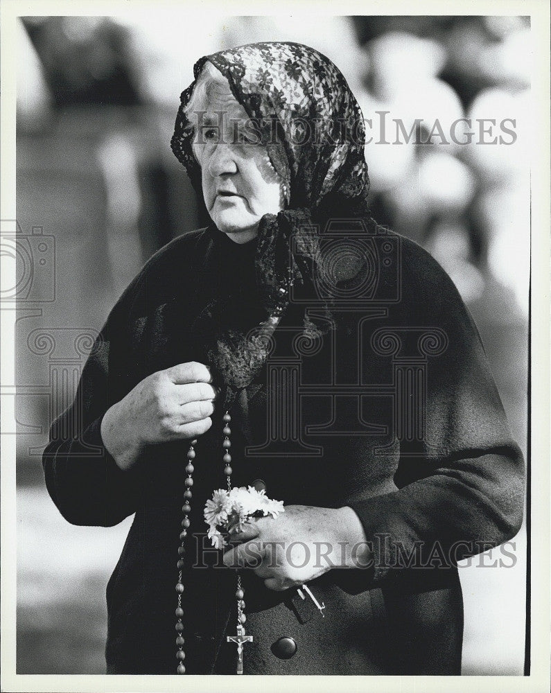 Press Photo Woman mourning death of Boston Cardian; Medieros - Historic Images