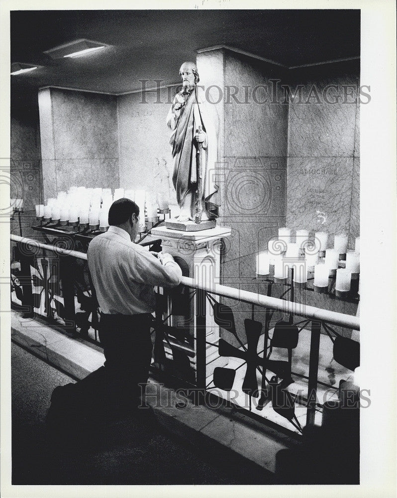 1983 Press Photo Vistor says prayer at St Anthony&#39;s church - Historic Images