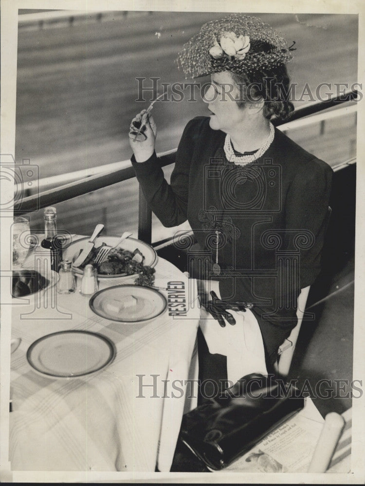 1940 Press Photo Mrs Charles Innes at Suffolk Downs - Historic Images