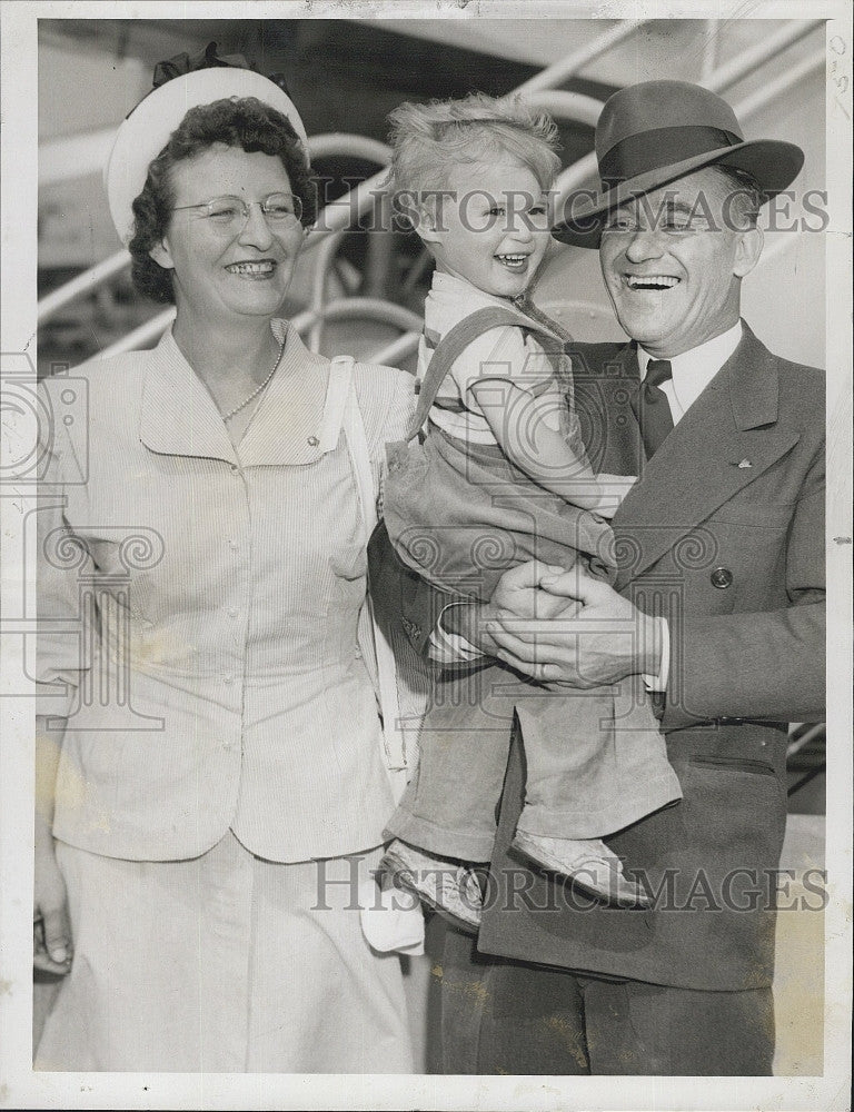 1947 Press Photo Eric Ingleton Eric Sutton Senator With Adopted Son - Historic Images