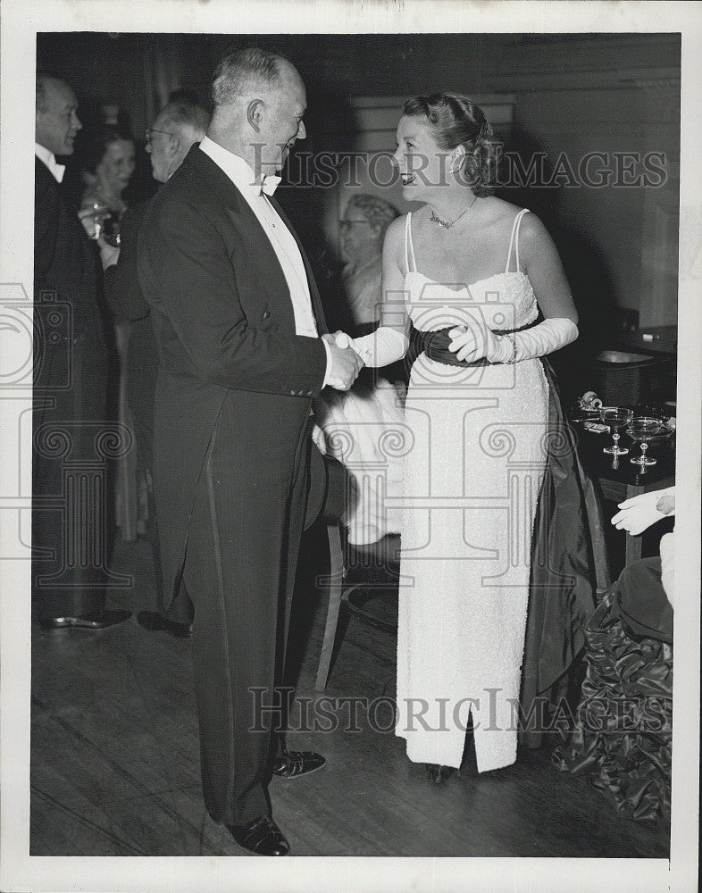 1952 Press Photo Colonel Herbert King Mrs BJ Onberger Police - Historic Images