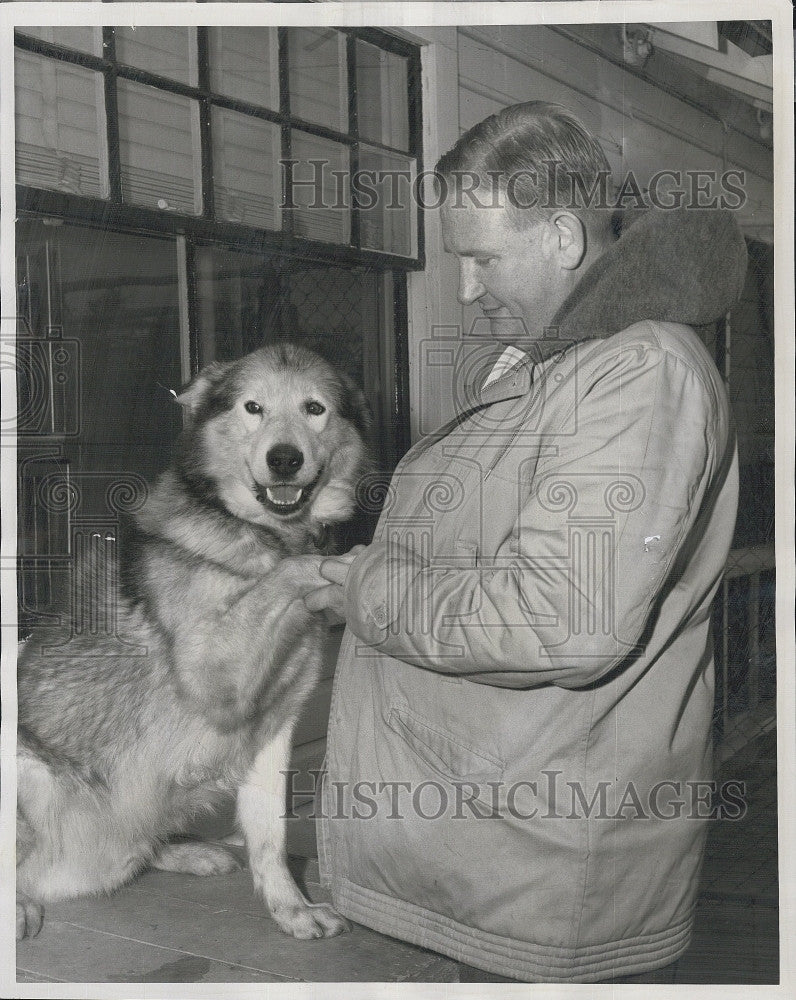 1958 Press Photo Veterinarian Dr. Ian MacLennan with Sitka an Alaskan Husky - Historic Images