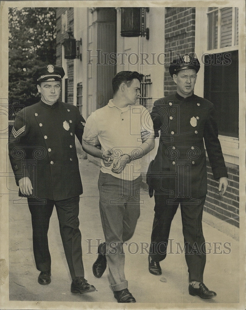 1970 Press Photo Suspect William MacRae Police Officer Neal Douglas - Historic Images
