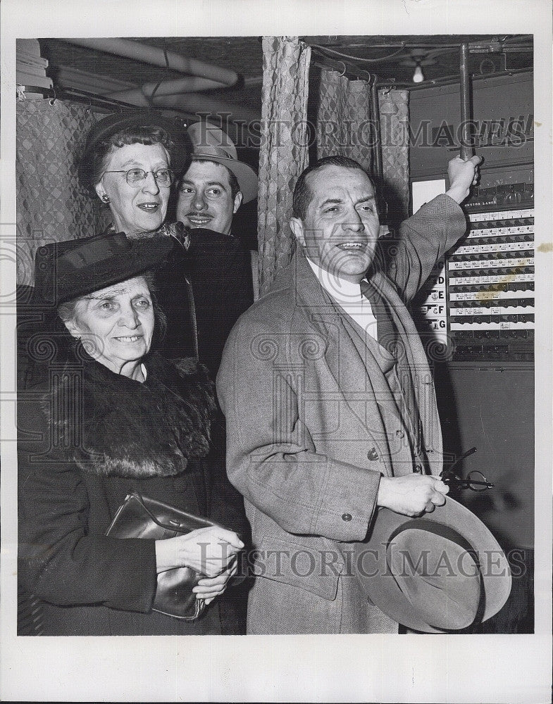 1950 Press Photo Representative Vito Marcantonio Voting with Mother and Wife - Historic Images