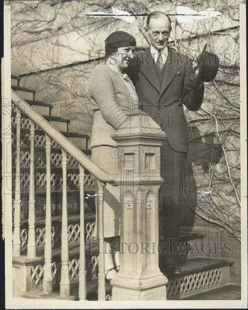 1934 Press Photo Couple Norman Brighton Man Woman on Steps - Historic Images