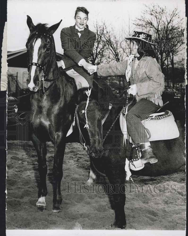 1955 Press Photo Mildred Brahm, 16, &quot;His Majesty&quot;, and Barbara Gardella - Historic Images