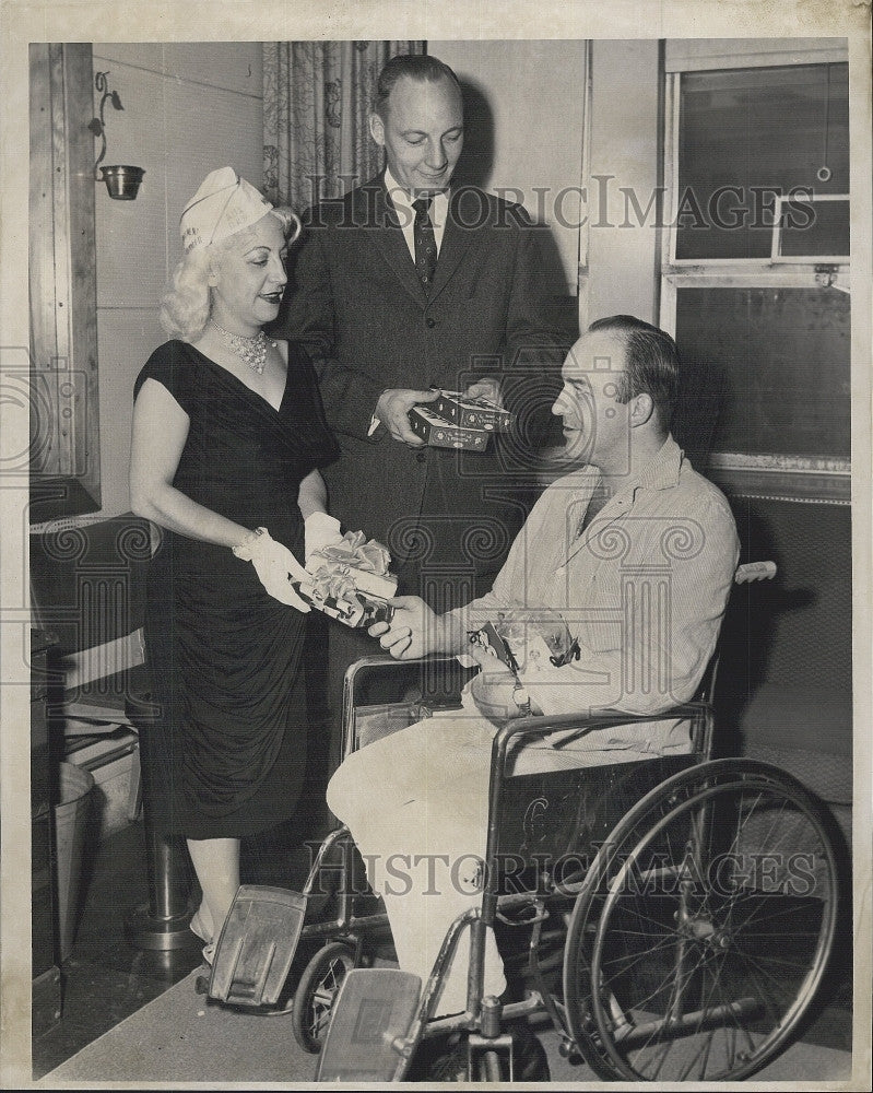 1959 Press Photo Mrs. Mary Powers, patient Milton Peters, John Sheehan - Historic Images