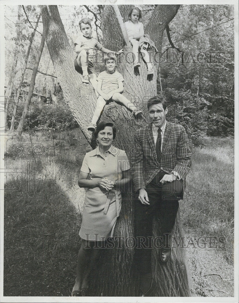 1974 Press Photo Mr. and Mrs. Harold Pratt, Jr., Children Hal, Charlie, Franny - Historic Images