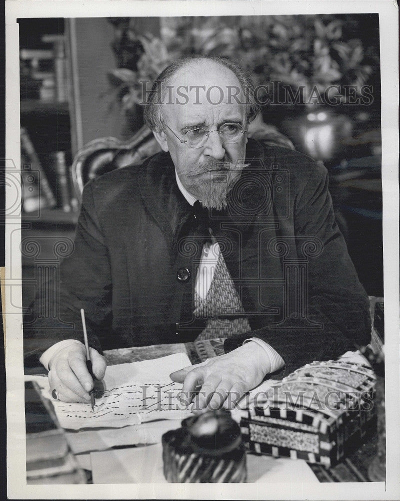 1943 Press Photo Actor Dudley Digges in &quot;Listen, Professor!&quot; Film - Historic Images