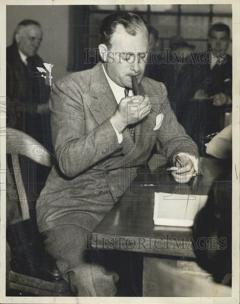 1937 Press Photo Attorney Nathan Fink smoking Cigar - Historic Images