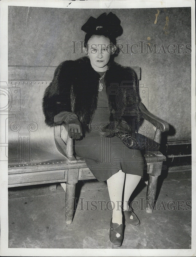 1939 Press Photo Florence Camp Woman sitting on Bench with Fur Coat - Historic Images