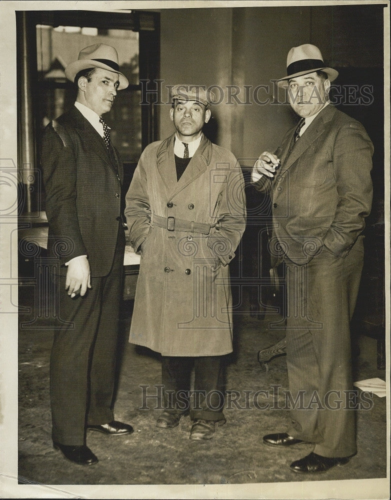 1935 Press Photo Suspect Eugenio Camaiani with Police Joe Perelli, William - Historic Images