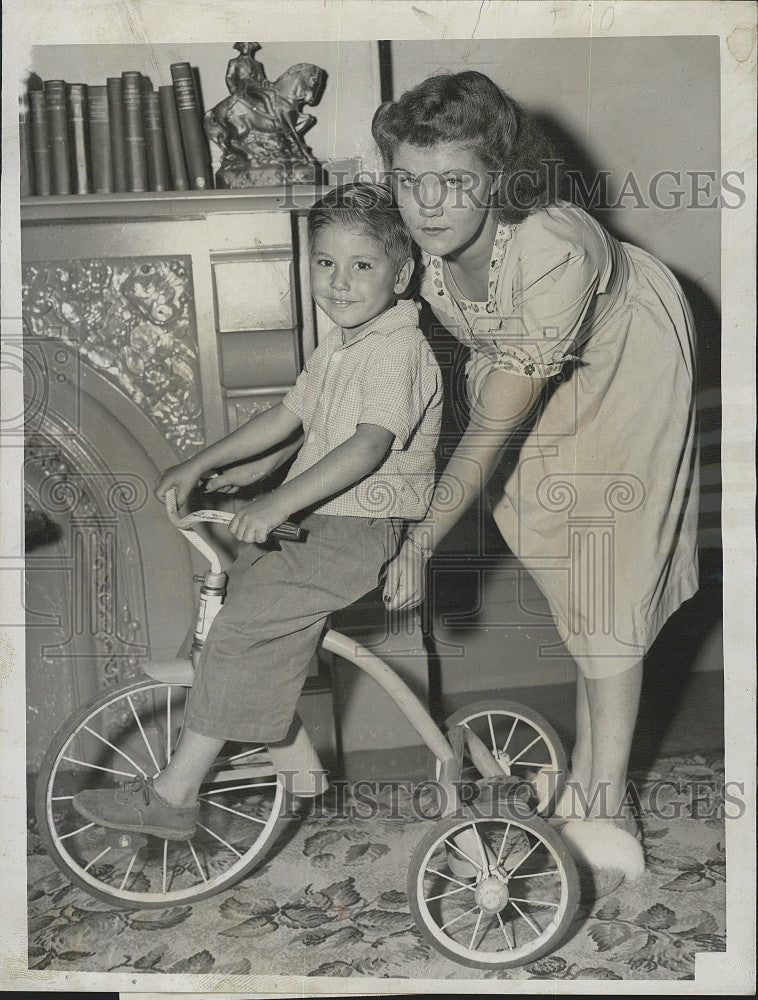 1946 Press Photo Mrs. Charles Cameron and her son, Charles, 5-years-old - Historic Images