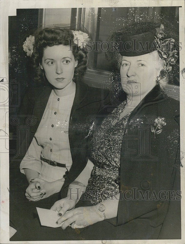 1945 Press Photo Mrs. Terese Callahan and Daughter Mary - Historic Images