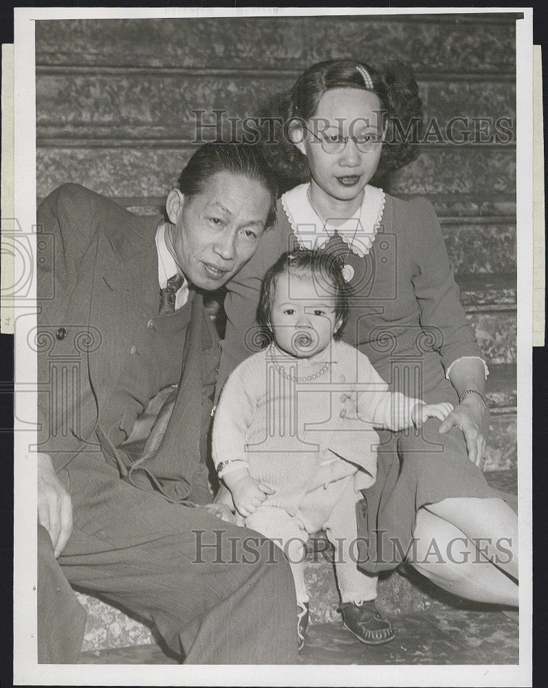 1947 Press Photo Mr. and Mrs. Wo Dong Chin with Catherine at 13 months - Historic Images