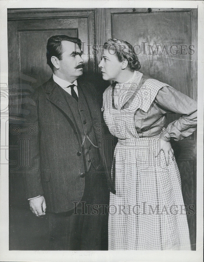 1944 Press Photo Mady Christians and Oscar Homolka in scene from &quot;Remember Mama&quot; - Historic Images