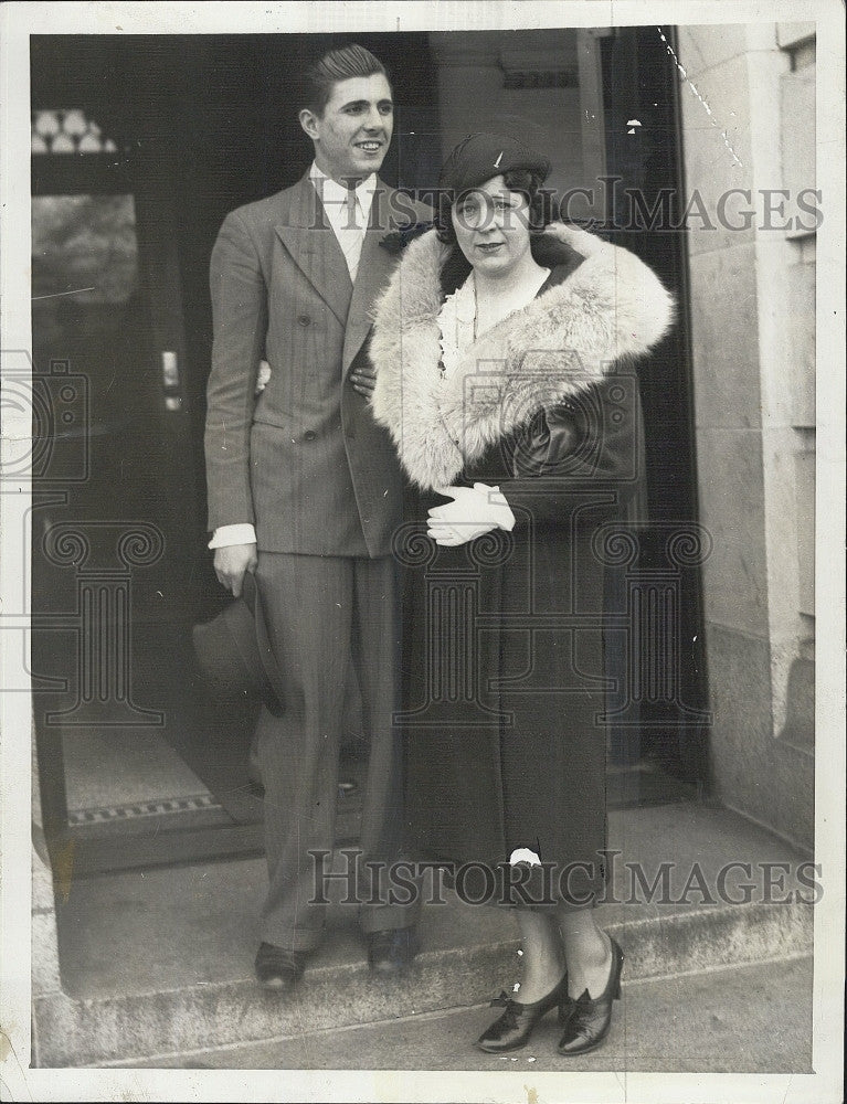 1935 Press Photo Mrs. May Winifred Corby and son &#39;Count&#39; Eric Valier after court - Historic Images