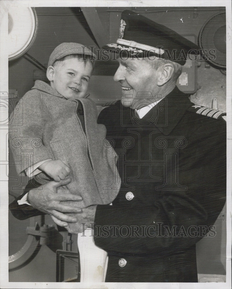 1957 Press Photo Captain Ray Malpass, captain of the USS Macon, with son George - Historic Images