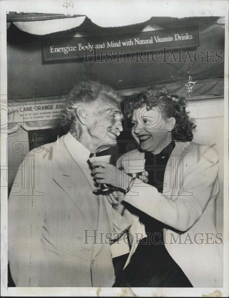 1948 Press Photo Spry Bernarr MacFadden, 80, bride-to-be Jonnie Lee, 42 - Historic Images