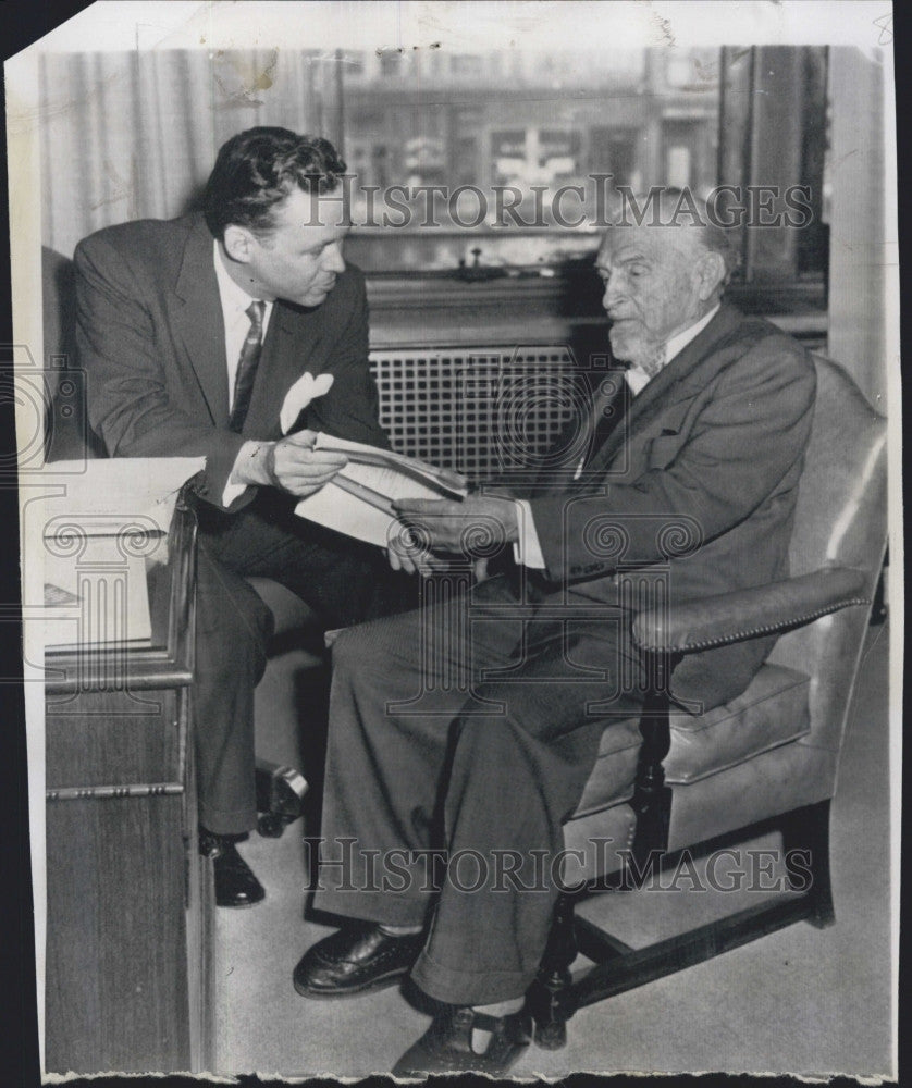 1955 Press Photo Bernarr MacFadden Arrested In Jersey City, NJ - Historic Images